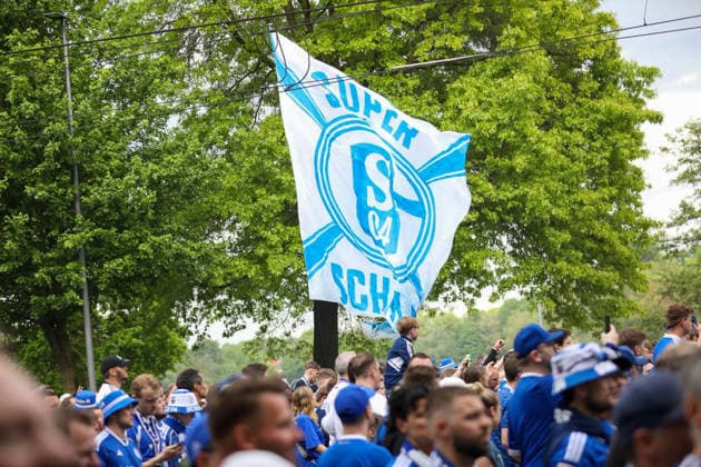 Deutschland: Fussball 2. Bundesliga 2025 - 2026, 32. Spieltag - FC Schalke 04 vs Fortuna Düsseldorf - Veltins Arena (Schalke): Aufstiegs-Euphorie, Schalke 04 Fans, Fanmarsch, Nordkurve, Ultras, Supporters, blau-weiß, Fahnen, Banner, Crowd, Menschenmenge, Jubel, erhobene Hände, Emotionen, Fußballkultur, Ruhrgebiet, Spieltag, Bundesliga, Auswärtsfans, Pyrotechnik, Rauch, Straßenumzug, Event, Medieninteresse
