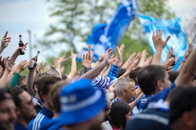 Deutschland: Fussball 2. Bundesliga 2025 - 2026, 32. Spieltag - FC Schalke 04 vs Fortuna Düsseldorf - Veltins Arena (Schalke): Aufstiegs-Euphorie, Schalke 04 Fans, Fanmarsch, Nordkurve, Ultras, Supporters, blau-weiß, Fahnen, Banner, Crowd, Menschenmenge, Jubel, erhobene Hände, Emotionen, Fußballkultur, Ruhrgebiet, Spieltag, Bundesliga, Auswärtsfans, Pyrotechnik, Rauch, Straßenumzug, Event, Medieninteresse