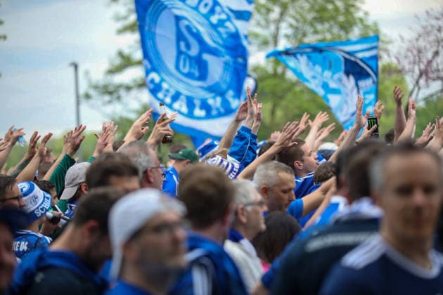 Deutschland: Fussball 2. Bundesliga 2025 - 2026, 32. Spieltag - FC Schalke 04 vs Fortuna Düsseldorf - Veltins Arena (Schalke): Aufstiegs-Euphorie, Schalke 04 Fans, Fanmarsch, Nordkurve, Ultras, Supporters, blau-weiß, Fahnen, Banner, Crowd, Menschenmenge, Jubel, erhobene Hände, Emotionen, Fußballkultur, Ruhrgebiet, Spieltag, Bundesliga, Auswärtsfans, Pyrotechnik, Rauch, Straßenumzug, Event, Medieninteresse