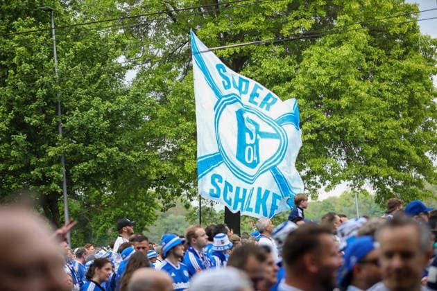 Deutschland: Fussball 2. Bundesliga 2025 - 2026, 32. Spieltag - FC Schalke 04 vs Fortuna Düsseldorf - Veltins Arena (Schalke): Aufstiegs-Euphorie, Schalke 04 Fans, Fanmarsch, Nordkurve, Ultras, Supporters, blau-weiß, Fahnen, Banner, Crowd, Menschenmenge, Jubel, erhobene Hände, Emotionen, Fußballkultur, Ruhrgebiet, Spieltag, Bundesliga, Auswärtsfans, Pyrotechnik, Rauch, Straßenumzug, Event, Medieninteresse