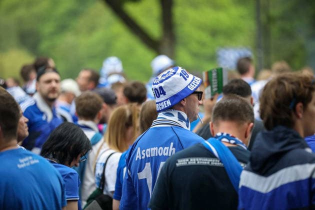 Deutschland: Fussball 2. Bundesliga 2025 - 2026, 32. Spieltag - FC Schalke 04 vs Fortuna Düsseldorf - Veltins Arena (Schalke): Aufstiegs-Euphorie, Schalke 04 Fans, Fanmarsch, Nordkurve, Ultras, Supporters, blau-weiß, Fahnen, Banner, Crowd, Menschenmenge, Jubel, erhobene Hände, Emotionen, Fußballkultur, Ruhrgebiet, Spieltag, Bundesliga, Auswärtsfans, Pyrotechnik, Rauch, Straßenumzug, Event, Medieninteresse