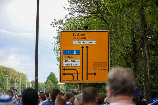 Deutschland: Fussball 2. Bundesliga 2025 - 2026, 32. Spieltag - FC Schalke 04 vs Fortuna Düsseldorf - Veltins Arena (Schalke): Aufstiegs-Euphorie, Schalke 04 Fans, Fanmarsch, Nordkurve, Ultras, Supporters, blau-weiß, Fahnen, Banner, Crowd, Menschenmenge, Jubel, erhobene Hände, Emotionen, Fußballkultur, Ruhrgebiet, Spieltag, Bundesliga, Auswärtsfans, Pyrotechnik, Rauch, Straßenumzug, Event, Medieninteresse