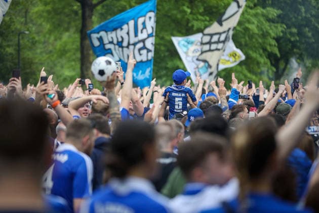 Deutschland: Fussball 2. Bundesliga 2025 - 2026, 32. Spieltag - FC Schalke 04 vs Fortuna Düsseldorf - Veltins Arena (Schalke): Aufstiegs-Euphorie, Schalke 04 Fans, Fanmarsch, Nordkurve, Ultras, Supporters, blau-weiß, Fahnen, Banner, Crowd, Menschenmenge, Jubel, erhobene Hände, Emotionen, Fußballkultur, Ruhrgebiet, Spieltag, Bundesliga, Auswärtsfans, Pyrotechnik, Rauch, Straßenumzug, Event, Medieninteresse