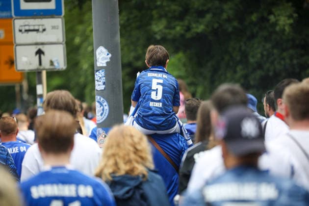 Deutschland: Fussball 2. Bundesliga 2025 - 2026, 32. Spieltag - FC Schalke 04 vs Fortuna Düsseldorf - Veltins Arena (Schalke): Aufstiegs-Euphorie, Schalke 04 Fans, Fanmarsch, Nordkurve, Ultras, Supporters, blau-weiß, Fahnen, Banner, Crowd, Menschenmenge, Jubel, erhobene Hände, Emotionen, Fußballkultur, Ruhrgebiet, Spieltag, Bundesliga, Auswärtsfans, Pyrotechnik, Rauch, Straßenumzug, Event, Medieninteresse