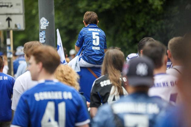 Deutschland: Fussball 2. Bundesliga 2025 - 2026, 32. Spieltag - FC Schalke 04 vs Fortuna Düsseldorf - Veltins Arena (Schalke): Aufstiegs-Euphorie, Schalke 04 Fans, Fanmarsch, Nordkurve, Ultras, Supporters, blau-weiß, Fahnen, Banner, Crowd, Menschenmenge, Jubel, erhobene Hände, Emotionen, Fußballkultur, Ruhrgebiet, Spieltag, Bundesliga, Auswärtsfans, Pyrotechnik, Rauch, Straßenumzug, Event, Medieninteresse