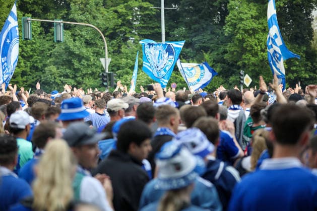 Deutschland: Fussball 2. Bundesliga 2025 - 2026, 32. Spieltag - FC Schalke 04 vs Fortuna Düsseldorf - Veltins Arena (Schalke): Aufstiegs-Euphorie, Schalke 04 Fans, Fanmarsch, Nordkurve, Ultras, Supporters, blau-weiß, Fahnen, Banner, Crowd, Menschenmenge, Jubel, erhobene Hände, Emotionen, Fußballkultur, Ruhrgebiet, Spieltag, Bundesliga, Auswärtsfans, Pyrotechnik, Rauch, Straßenumzug, Event, Medieninteresse