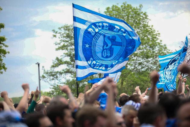 Deutschland: Fussball 2. Bundesliga 2025 - 2026, 32. Spieltag - FC Schalke 04 vs Fortuna Düsseldorf - Veltins Arena (Schalke): Aufstiegs-Euphorie, Schalke 04 Fans, Fanmarsch, Nordkurve, Ultras, Supporters, blau-weiß, Fahnen, Banner, Crowd, Menschenmenge, Jubel, erhobene Hände, Emotionen, Fußballkultur, Ruhrgebiet, Spieltag, Bundesliga, Auswärtsfans, Pyrotechnik, Rauch, Straßenumzug, Event, Medieninteresse
