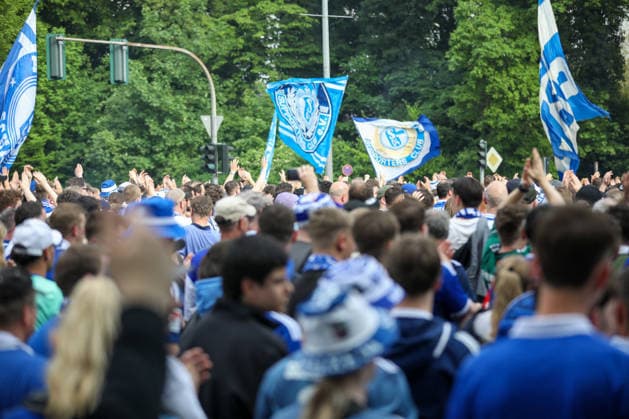 Deutschland: Fussball 2. Bundesliga 2025 - 2026, 32. Spieltag - FC Schalke 04 vs Fortuna Düsseldorf - Veltins Arena (Schalke): Aufstiegs-Euphorie, Schalke 04 Fans, Fanmarsch, Nordkurve, Ultras, Supporters, blau-weiß, Fahnen, Banner, Crowd, Menschenmenge, Jubel, erhobene Hände, Emotionen, Fußballkultur, Ruhrgebiet, Spieltag, Bundesliga, Auswärtsfans, Pyrotechnik, Rauch, Straßenumzug, Event, Medieninteresse