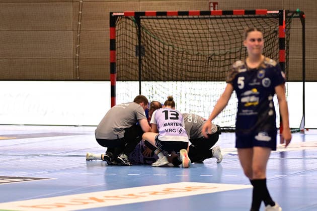 Handball I Frauen I Saison 2025-2026 I Play-Offs 5-11 I 3. Spieltag I Buxtehuder SV - VfL Oldenburg I 02.05.2026 Verletzung bei Ariane Pfundstein (20, VfL Oldenburg) Buxtehude Halle Nord Niedersachsen Deutschland Copyright: xLobeca FelixxSchlikisx