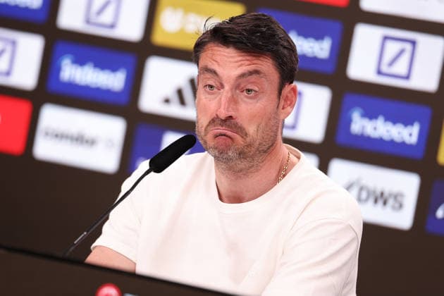 Sport Bilder des Tages 2026.05.02 xjfx Fussball 1. Bundesliga Eintracht Frankfurt - Hamburger SV, Pressekonferenz nach dem Spiel v.l., headoach, Albert Riera (Eintracht Frankfurt) enttaeuscht, enttaeuscht schauend, dissapointed, traurig, frustiert, frust, gefrustet (DFL DFB REGULATIONS PROHIBIT ANY USE OF PHOTOGRAPHS as IMAGE SEQUENCES and or QUASI-VIDEO) *** 2026 05 02 xjfx Soccer 1 Bundesliga Eintracht Frankfurt Hamburger SV, Press conference after the match v l , headoach, Albert Riera Eintracht Frankfurt enttaeuscht, enttaeuscht looking, dissapointed, traurig, frustiert, frust, gefrustet DFL DFB REGULATIONS PROHIBIT ANY USE OF PHOTOGRAPHS as IMAGE SEQUENCES and or QUASI VIDEO Copyright: JoaquimxFerreira