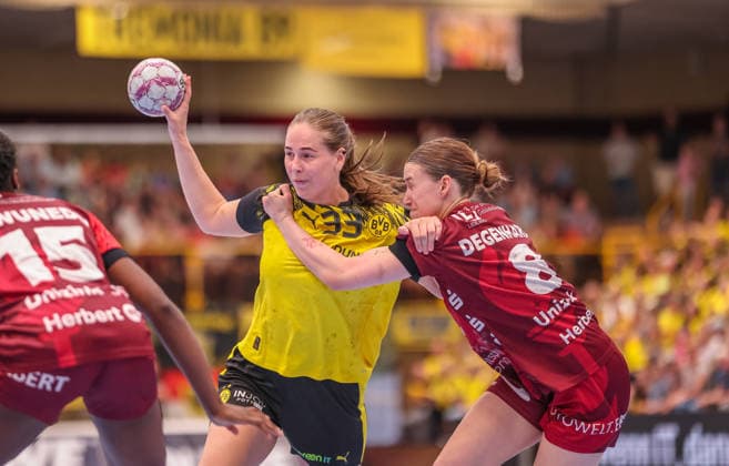 GER, Bensheim, HSG Bensheim Auerbach Flames vs Borussia Dortmund, Alsco Handball Bundesliga Frauen, Handball, DHB, Spielzeit 2025 2026, Weststadthalle Bensheim, Playoff Halbfinale, 2. Spiel im Bild v.l.:Guro Nestaker (Borussia Dortmund Handball 33), Lena Degenhardt (HSG Bensheim Auerbach Flames Frauen 8) DFB DFL REGULATIONS PROHIBIT ANY USE OF PHOTOGRAPHS AS IMAGE SEQUENCES AND OR QUASI-VIDEO, 02.05.2026 Copyright: HMBxMedia HendrikxHamelau