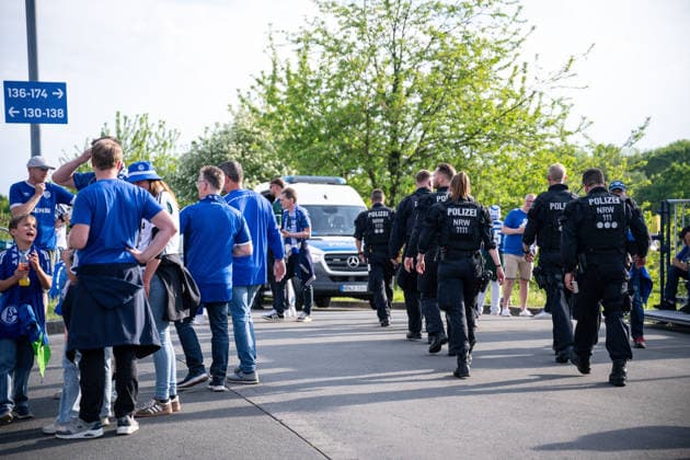 02.05.2026, Fussball, 2. Bundesliga, Saison 2025 2026, 32. Spieltag, FC Schalke 04 - Fortuna Düsseldorf, Fans FC Schalke 04, Erhöhtes Polizei aufkommen, xRHR-FOTO YYx