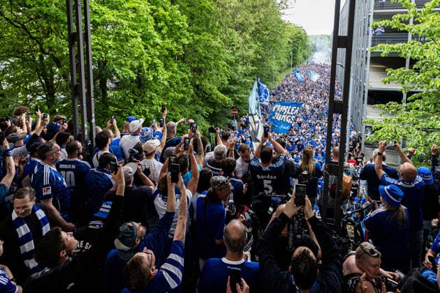 2. Fußball Bundesliga: Schalke 04 - Fortuna Düsseldorf; 02.05.2026 Fans von Schalke 04, Fanmarsch 2. Fußball Bundesliga: Schalke 04 - Fortuna Düsseldorf; Veltins-Arena, Gelsenkirchen; 02.05.2026 DFL regulations prohibit any use of photographs as image sequences and or quasi video.