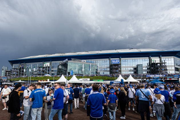 2. Fußball Bundesliga: Schalke 04 - Fortuna Düsseldorf; 02.05.2026 Fans von Schalke 04 vor dem Stadion. 2. Fußball Bundesliga: Schalke 04 - Fortuna Düsseldorf; Veltins-Arena, Gelsenkirchen; 02.05.2026 DFL regulations prohibit any use of photographs as image sequences and or quasi video.