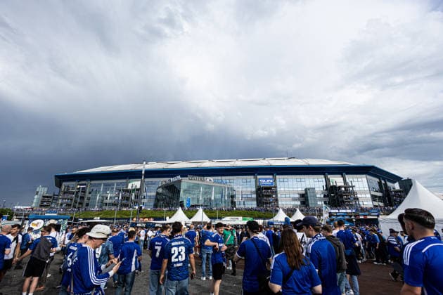 2. Fußball Bundesliga: Schalke 04 - Fortuna Düsseldorf; 02.05.2026 Fans von Schalke 04 vor dem Stadion. 2. Fußball Bundesliga: Schalke 04 - Fortuna Düsseldorf; Veltins-Arena, Gelsenkirchen; 02.05.2026 DFL regulations prohibit any use of photographs as image sequences and or quasi video.