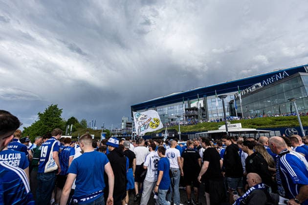 2. Fußball Bundesliga: Schalke 04 - Fortuna Düsseldorf; 02.05.2026 Fans von Schalke 04 vor dem Stadion. 2. Fußball Bundesliga: Schalke 04 - Fortuna Düsseldorf; Veltins-Arena, Gelsenkirchen; 02.05.2026 DFL regulations prohibit any use of photographs as image sequences and or quasi video.