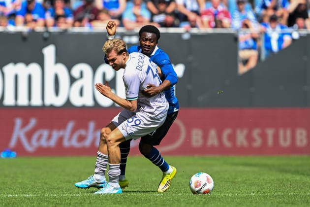 2. Bundesliga - 25 26 - Arminia Bielefeld - VfL Bochum am 02.05.2026 in der SchücoArena in Bielefeld Leandro Morgalla (Bochum) im Zweikampf gegen Benjamin Boakye (Bielefeld)