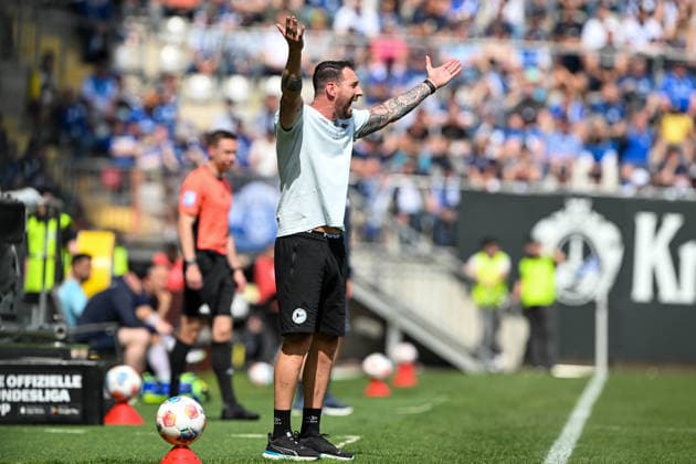 2. Bundesliga - 25 26 - Arminia Bielefeld - VfL Bochum am 02.05.2026 in der SchücoArena in Bielefeld Trainer Mitch Kniat (Bielefeld) unzufrieden, enttäuscht, enttaeuscht, niedergeschlagen.