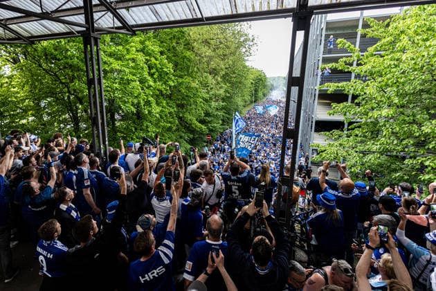 2. Fußball Bundesliga: Schalke 04 - Fortuna Düsseldorf; 02.05.2026 Fans von Schalke 04, Fanmarsch 2. Fußball Bundesliga: Schalke 04 - Fortuna Düsseldorf; Veltins-Arena, Gelsenkirchen; 02.05.2026 DFL regulations prohibit any use of photographs as image sequences and or quasi video.
