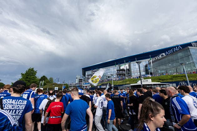 2. Fußball Bundesliga: Schalke 04 - Fortuna Düsseldorf; 02.05.2026 Fans von Schalke 04 vor dem Stadion. 2. Fußball Bundesliga: Schalke 04 - Fortuna Düsseldorf; Veltins-Arena, Gelsenkirchen; 02.05.2026 DFL regulations prohibit any use of photographs as image sequences and or quasi video.