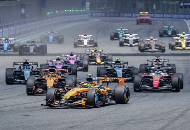 Formula One Miami Grand Prix - Sprint and Qualifying McLaren driver Lando Norris of Britain (C) leads at the beginning of the Sprint race at the Miami International Autodrome in Miami Gardens, Florida, USA, 02 May 2026. The 2026 Formula 1 Miami Grand Prix will be held on 03 May. MIAMI GARDENS FLORIDA United States  Copyright: xCRISTOBALxHERRERA-ULASHKEVICHx