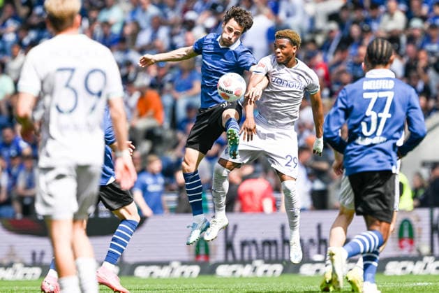 2. Bundesliga - 25 26 - Arminia Bielefeld - VfL Bochum am 02.05.2026 in der SchücoArena in Bielefeld Christopher Lannert (Bielefeld) im Zweikampf gegen Farid Alfa-Ruprecht (Bochum)