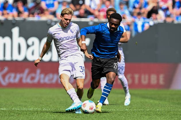 2. Bundesliga - 25 26 - Arminia Bielefeld - VfL Bochum am 02.05.2026 in der SchücoArena in Bielefeld Leandro Morgalla (Bochum) im Zweikampf gegen Benjamin Boakye (Bielefeld)