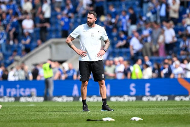 2. Bundesliga - 25 26 - Arminia Bielefeld - VfL Bochum am 02.05.2026 in der SchücoArena in Bielefeld Trainer Mitch Kniat (Bielefeld)