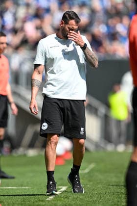 2. Bundesliga - 25 26 - Arminia Bielefeld - VfL Bochum am 02.05.2026 in der SchücoArena in Bielefeld Trainer Mitch Kniat (Bielefeld) unzufrieden, enttäuscht, enttaeuscht, niedergeschlagen.