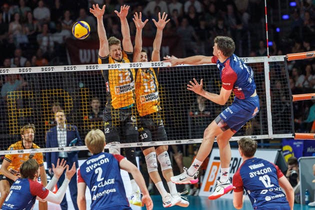 02.05.26, Berlin, Volleyball, Finale, 2. Spieltag, Berlin Recycling Volleys - SVG Lüneburg. Christopher Byam (SVG Lüneburg) spielt den Ball gegen den Block von Florian Krage (BR Volleys) und Moritz Reichert (BR Volleys). Finale, 2. Spieltag, Berlin Recycling Volleys - SVG Lüneburg