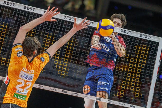 02.05.26, Berlin, Volleyball, Finale, 2. Spieltag, Berlin Recycling Volleys - SVG Lüneburg. Ethan Champlin (SVG Lüneburg) spielt den Ball gegen Jake Hanes (BR Volleys). Finale, 2. Spieltag, Berlin Recycling Volleys - SVG Lüneburg