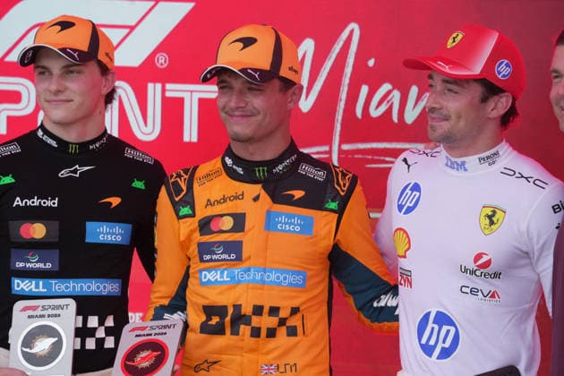 Sport Bilder des Tages Formula 1 Crypto.com Miami Grand Prix 2026 02.05.2026, Miami International Autodrome, Miami, Formula 1 Crypto.com Miami Grand Prix 2026 ,im Bild Sieger des Sprintrennens Lando Norris (M) (GBR), McLaren Mastercard F1 Team, 2.Platz für Oscar Piastri (L) (AUS), 3.Platz für Charles Leclerc (MCO), Scuderia Ferrari HP
