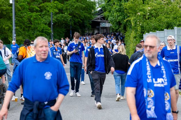 02.05.2026, 32. Spieltag in der 2. Fussball Bundesliga, FC Schalke 04 - Fortuna Düsseldorf. Fans gehen zum Stadion. Gelsenkirchen Veltins Arena NRW Deutschland xRHR-FOTO DEx