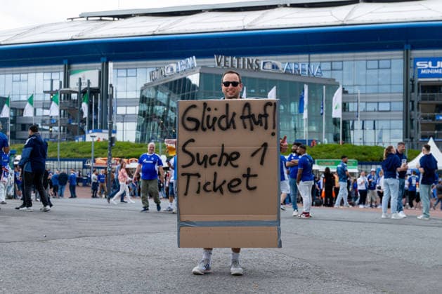 Sport Bilder des Tages 02.05.2026, 32. Spieltag in der 2. Fussball Bundesliga, FC Schalke 04 - Fortuna Düsseldorf. Fan hast sich verkleidet und sucht nach einem Ticket für das Spiel. Gelsenkirchen Veltins Arena NRW Deutschland xRHR-FOTO DEx