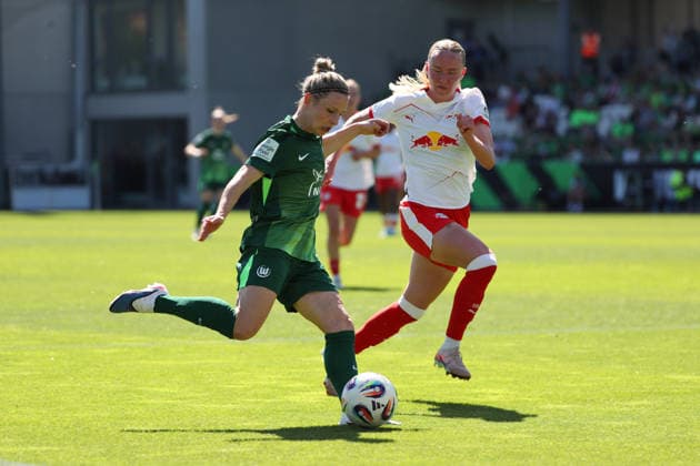 VfL vs. Leipzig, BL Frauen Wolfsburg, 02.05.2026, Fußball, Frauen, Google Pixel Bundesliga, Saison 2025 2026, VfL Wolfsburg vs RB Leipzig, Svenja Huth (VfL Wolfsburg), Nikoline Dudek (RB Leipzig) AOK Stadion Niedersachsen Deutschland