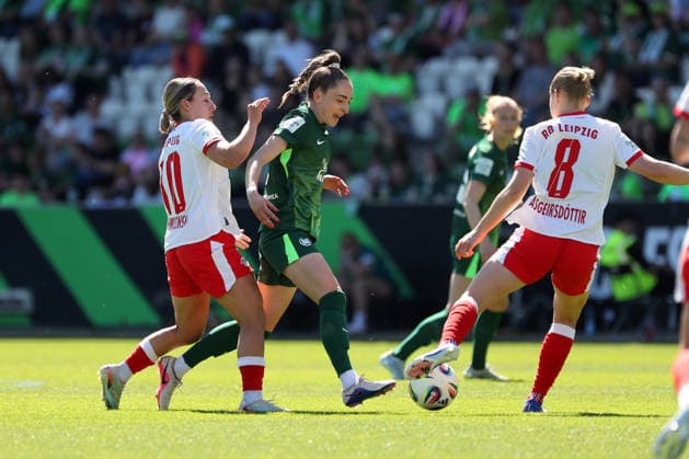 VfL vs. Leipzig, BL Frauen Wolfsburg, 02.05.2026, Fußball, Frauen, Google Pixel Bundesliga, Saison 2025 2026, VfL Wolfsburg vs RB Leipzig, Gina Chmielinski (RB Leipzig), Sophia Kleinherne (VfL Wolfsburg), Emilia Asgeirsdottir (RB Leipzig) AOK Stadion Niedersachsen Deutschland