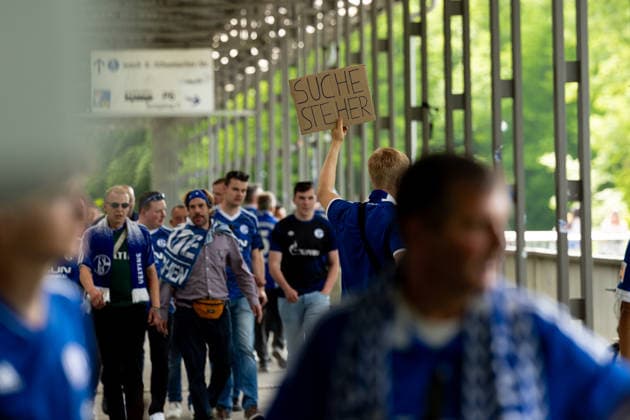 02.05.2026, 32. Spieltag in der 2. Fussball Bundesliga, FC Schalke 04 - Fortuna Düsseldorf. Fan ist auf der Suche nach einem Ticket. Gelsenkirchen Veltins Arena NRW Deutschland xRHR-FOTO DEx
