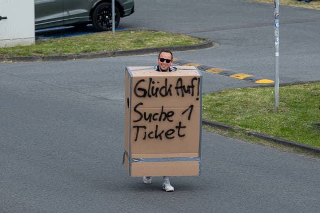 02.05.2026, 32. Spieltag in der 2. Fussball Bundesliga, FC Schalke 04 - Fortuna Düsseldorf. Fan hast sich verkleidet und sucht nach einem Ticket für das Spiel. Gelsenkirchen Veltins Arena NRW Deutschland xRHR-FOTO DEx