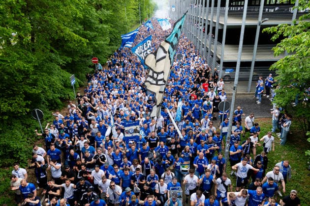 02.05.2026, 32. Spieltag in der 2. Fussball Bundesliga, FC Schalke 04 - Fortuna Düsseldorf. Fanmarsch geht über den Stan-Libuda-Weg Richtung Stadion. Gelsenkirchen Veltins Arena NRW Deutschland xRHR-FOTO DEx