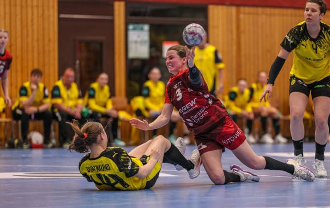 GER, Bensheim, HSG Bensheim Auerbach Flames vs Borussia Dortmund, Alsco Handball Bundesliga Frauen, Handball, DHB, Spielzeit 2025 2026, Weststadthalle Bensheim, Playoff Halbfinale, 2. Spiel im Bild v.l.: Lara Egeling (Borussia Dortmund 44), Amelie Berger (HSG Bensheim Auerbach Flames Frauen 3) DFB DFL REGULATIONS PROHIBIT ANY USE OF PHOTOGRAPHS AS IMAGE SEQUENCES AND OR QUASI-VIDEO, 02.05.2026 Copyright: HMBxMedia HendrikxHamelau