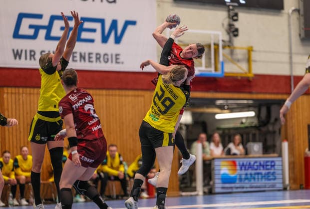 GER, Bensheim, HSG Bensheim Auerbach Flames vs Borussia Dortmund, Alsco Handball Bundesliga Frauen, Handball, DHB, Spielzeit 2025 2026, Weststadthalle Bensheim, Playoff Halbfinale, 2. Spiel im Bild v.l.: Emma Olsson (Borussia Dortmund 29), Lena Degenhardt (HSG Bensheim Auerbach Flames Frauen 8) DFB DFL REGULATIONS PROHIBIT ANY USE OF PHOTOGRAPHS AS IMAGE SEQUENCES AND OR QUASI-VIDEO, 02.05.2026 Copyright: HMBxMedia HendrikxHamelau