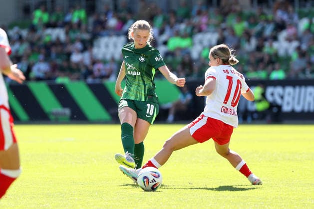 VfL vs. Leipzig, BL Frauen Wolfsburg, 02.05.2026, Fußball, Frauen, Google Pixel Bundesliga, Saison 2025 2026, VfL Wolfsburg vs RB Leipzig, Justine Kielland (VfL Wolfsburg), Gina Chmielinski (RB Leipzig) AOK Stadion Niedersachsen Deutschland