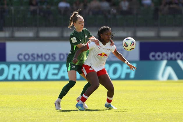 VfL vs. Leipzig, BL Frauen Wolfsburg, 02.05.2026, Fußball, Frauen, Google Pixel Bundesliga, Saison 2025 2026, VfL Wolfsburg vs RB Leipzig, Sophia Kleinherne (VfL Wolfsburg), Delice Boboy (RB Leipzig) AOK Stadion Niedersachsen Deutschland