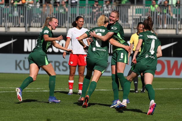 VfL vs. Leipzig, BL Frauen Wolfsburg, 02.05.2026, Fußball, Frauen, Google Pixel Bundesliga, Saison 2025 2026, VfL Wolfsburg vs RB Leipzig, Lena Lattwein (VfL Wolfsburg) jubelt mit der Mannschaft nach ihrem Tor zum 2:1 AOK Stadion Niedersachsen Deutschland