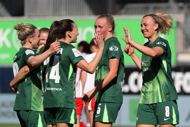VfL vs. Leipzig, BL Frauen Wolfsburg, 02.05.2026, Fußball, Frauen, Google Pixel Bundesliga, Saison 2025 2026, VfL Wolfsburg vs RB Leipzig, Lena Lattwein (VfL Wolfsburg) jubelt mit der Mannschaft nach ihrem Tor zum 3:1 AOK Stadion Niedersachsen Deutschland