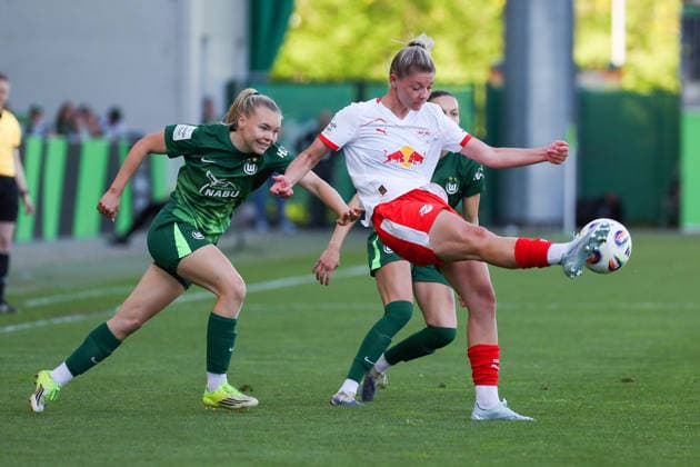 VfL vs. Leipzig, BL Frauen Wolfsburg, 02.05.2026, Fußball, Frauen, Google Pixel Bundesliga, Saison 2025 2026, VfL Wolfsburg vs RB Leipzig, Anny Kerim-Lindland (VfL Wolfsburg), Marlene Müller (RB Leipzig) AOK Stadion Niedersachsen Deutschland