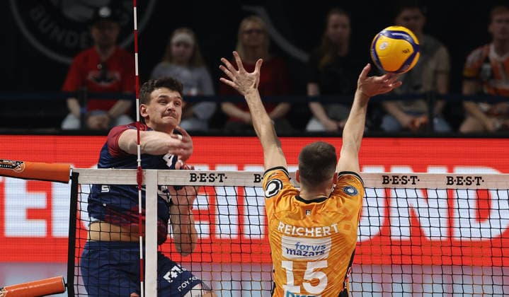 Sport Bilder des Tages Christopher Byam im Angriff, Moritz Reichert Zweikampf Spielszene Aktion Volleyball Bundesliga Herren Play Off Finale 2.Spiel Saison 2025 2026 02.05.2026 BR Volleys Berlin BRV vs SVG Lüneburg