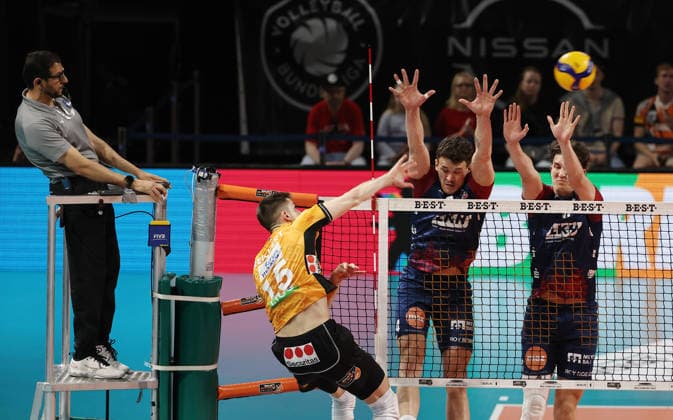 Moritz Reichert im Angriff, Christopher Byam, Cole Young Zweikampf Spielszene Aktion Volleyball Bundesliga Herren Play Off Finale 2.Spiel Saison 2025 2026 02.05.2026 BR Volleys Berlin BRV vs SVG Lüneburg