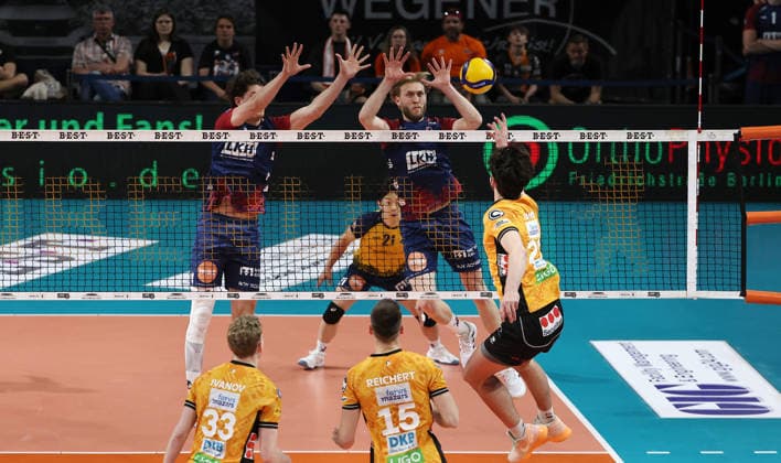 re. Jake Hanes im Angriff, Christopher Byam, Daniel Gruvaeus Zweikampf Spielszene Aktion Volleyball Bundesliga Herren Play Off Finale 2.Spiel Saison 2025 2026 02.05.2026 BR Volleys Berlin BRV vs SVG Lüneburg