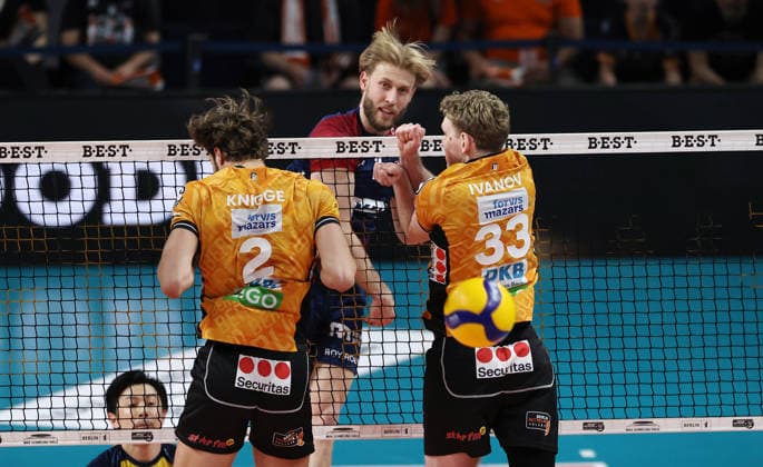 Daniel Gruvaeus im Angriff, Matthew Knigge, Fedor Ivanov Zweikampf Spielszene Aktion Volleyball Bundesliga Herren Play Off Finale 2.Spiel Saison 2025 2026 02.05.2026 BR Volleys Berlin BRV vs SVG Lüneburg